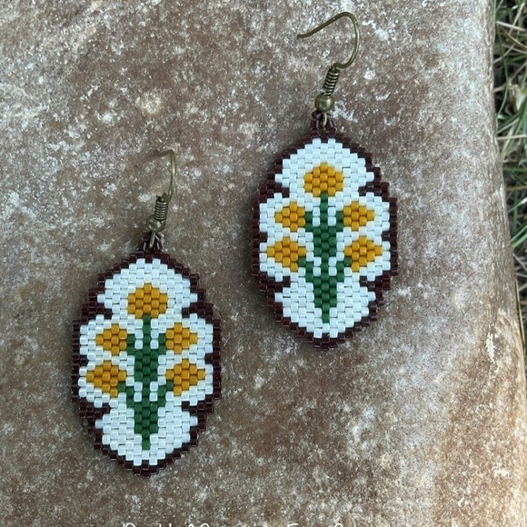 Tan Flowers Beaded Earrings, New, Handmade by Me - Picture 4 of 10